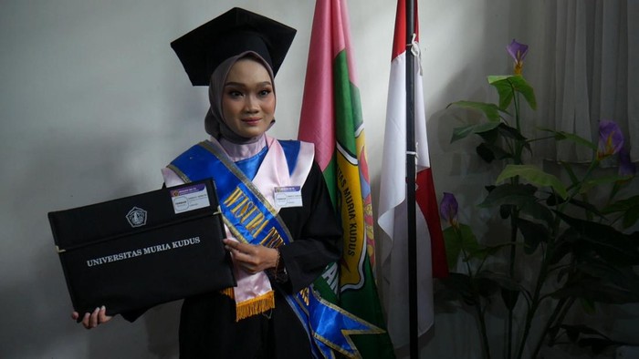 Annisya Qonaah Mahasiswa PGSD Universitas Muria Kudus jadi salah satu lulusan terbaik dengan IPK 3,97.