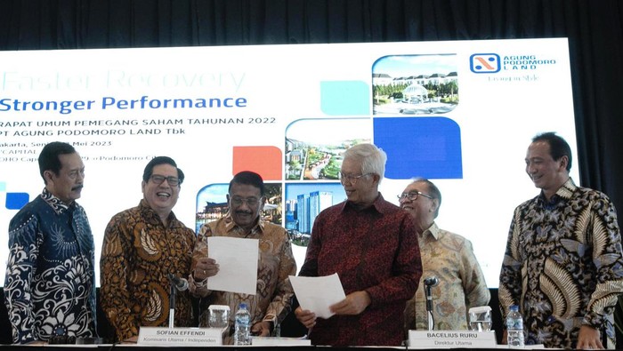 Awal Tahun, Agung Podomoro Raup Pendapatan Rp 1,15 T Direktur Utama PT Agung Podomoro Land Tbk Bacelius Ruru (ketiga kanan), Komisaris Utama Sofian Effendi (ktiga kiri) bersama jajaran direksi (kiri-kanan) Noer Indradjaja, Indaryono,,Cesar Manikan Dela Cruz, Anak Agung Mas Wirajaya berbincang usai berlangsungnya Rapat Umum Pemegang Saham PT. Agung Podomoro Land Tbk di Jakarta, Senin (29/5/2023). Dalam RUPST tersebut PT. Agung Podomoro Land membahas kinerja perusahaan pada tahun buku 2022. Dimana 10 tahun terkahir Agung Podomoro telah menyelesaikan lebih dari 50 proyek properti, mayoritas ditujukan kepada segmen masyarakat kelas menengah.
Memasuki kuartal I-2023, PT Agung Podomoro Land Tbk (APLN) membukukan laba komprehensif Rp 134,7 miliar, naik 228% (yoy) dari Rp 41,1 miliar.