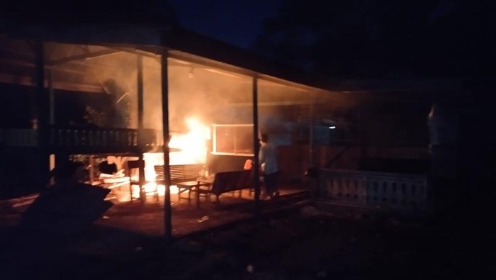 Balai di lokasi pembangunan Masjid Muhammadiyah di Bireuen diduga dibakar. (Istimewa)