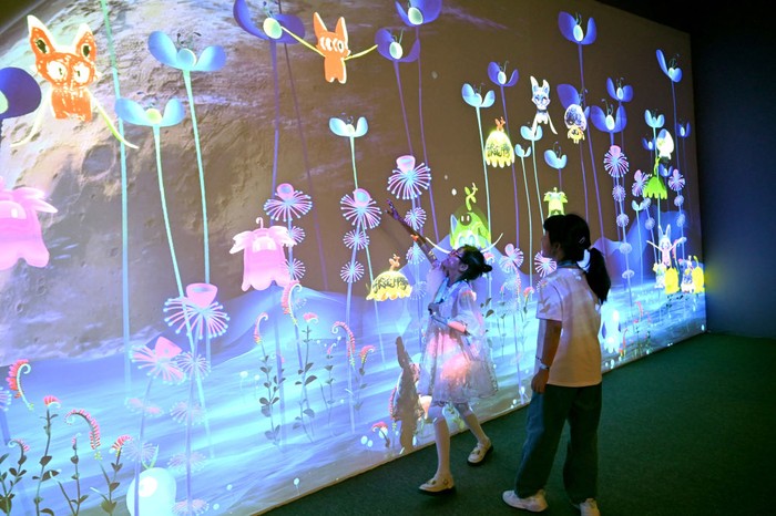 Bertualang ke Dunia Sci-fi Tanpa Batas CHENGDU, CHINA - MAY 27: A woman visits 'Science Fiction World - Infinity' exhibition on May 27, 2023 in Chengdu, Sichuan Province of China. (Photo by An Yuan/China News Service/VCG via Getty Images)