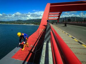 Biar Makin Kinclong, Jembatan Merah Youtefa di Papua Dicat Ulang