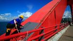 Biar Makin Kinclong, Jembatan Merah Youtefa di Papua Dicat Ulang