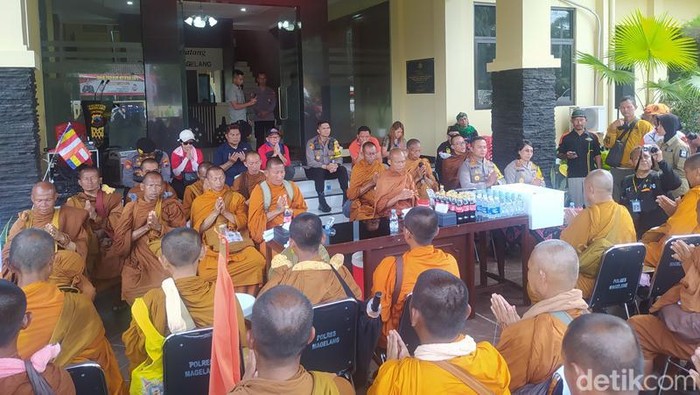 Biksu thudong singgah di Mapolresta Magelang, Rabu (31/5/2023).