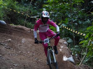 Ratusan Pembalap Sepeda Membelah Perbukitan Menoreh, Seru Banget!