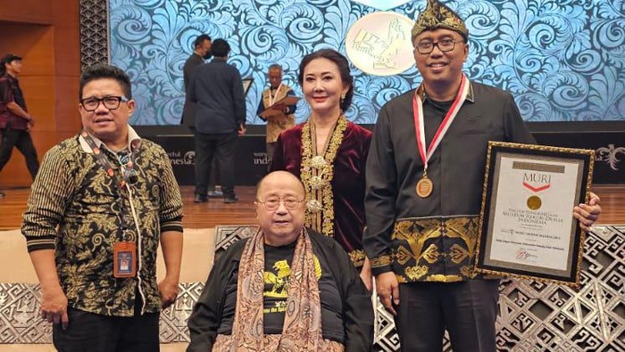Buku Dende Mandalika Dianugerahi Rekor MURI