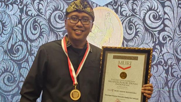 Buku Dende Mandalika Dianugerahi Rekor MURI