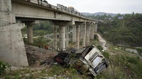 Petugas polisi setempat Chandan Kohli mengatakan kepada wartawan bahwa bus itu kelebihan muatan. Dia mengatakan korban tewas berasal dari negara bagian Bihar timur India.  