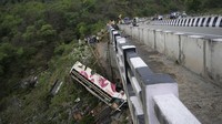 Bus nahas itu tergelincir dari sebuah jembatan jalan raya ke ngarai Himalaya, Selasa (30/5/2023).  