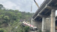 India memiliki tingkat kematian jalan tertinggi di dunia, dengan ratusan ribu orang tewas dan terluka setiap tahunnya. Sebagian besar kecelakaan disebabkan oleh pengemudi yang sembrono, jalan yang tidak terawat dengan baik, dan kendaraan yang sudah tua.  