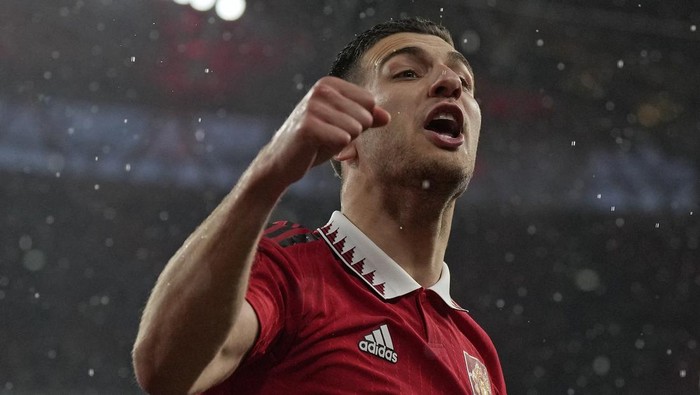 Manchester Uniteds Diogo Dalot celebrates after his team won a penalty shootout at the end of the English FA Cup semifinal soccer match between Brighton and Hove Albion and Manchester United at Wembley Stadium in London, Sunday, April 23, 2023. (AP Photo/Alastair Grant)