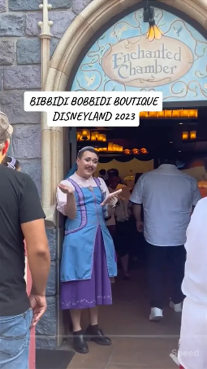 Disneyland mengizinkan pegawai pria pakai dress