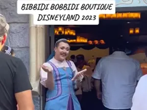 Disneyland Dikecam Karena Karyawan Pria Berkumis Pakai Dress dan Makeup
