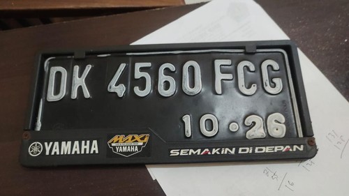 Pelat sepeda motor yang jatuh ketika menabrak personel Polsek Denpasar Selatan saat menggelar razia pada Minggu (28/5/2023) dini hari.