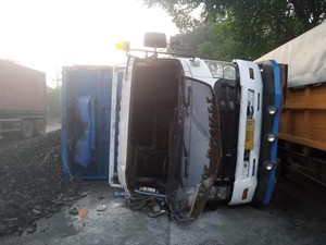 Dump Truk Tabrak Pohon hingga Terguling di Trosobo Sidoarjo, Sopir Patah Tulang
