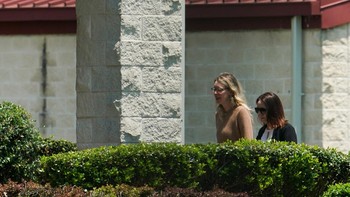 Holmes mulai menjalani hukuman penjaranya pada 30 Mei lalu setelah melapor ke penjara wanita di Bryan, Texas. Ia sebelumnya sempat meminta pengadilan untuk tidak dipenjara selama proses bandingnya berjalan. Foto: REUTERS/Go Nakamura