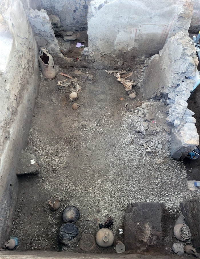 Ekskavasi korban gempa Vesuvius di Pompeii