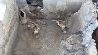 Para arkeolog menemukan sisa-sisa 3 orang yang kemungkinan besar menjadi korban letusan Gunung Vesuvius pada tahun 79 M di kota kuno Pompeii. Individu tersebut diyakini sebagai dua pria yang berusia pertengahan 50-an, dan satu lagi adalah seorang anak berusia 3-4 tahun.  (Foto: Dok Kementerian Kebudayaan Italia)