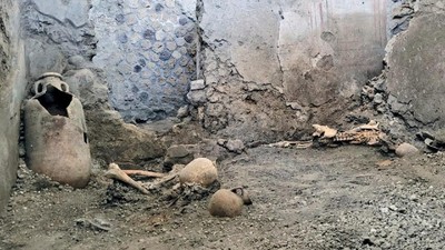 Potret 3 Kerangka Korban Gempa & Letusan Vesuvius Baru Ditemukan di Pompeii