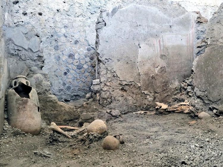 Potret 3 Kerangka Korban Gempa & Letusan Vesuvius Baru Ditemukan di Pompeii