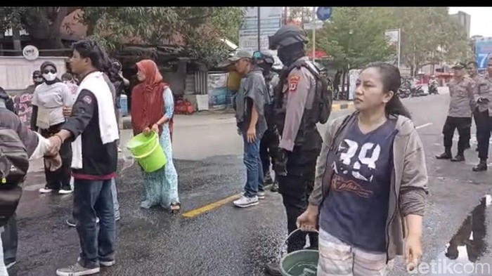 Emak-emak protes demo mahasiswa di Pinrang, Sulsel.
