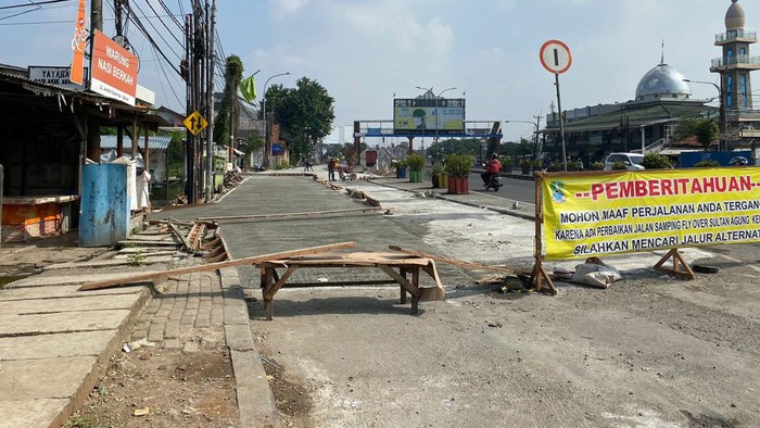 Penampakan perbaikan jalan di Jl Jenderal Sudirman-Jl I Gusti Ngurah Rai dekat flyover Kranji, Kota Bekasi.