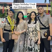 Febby Rastanty juga rupanya pernah menghadiri acara kepolisian untuk mendampingi sang kekasih. Terlihat Febby tampil cantik mengenakan kebaya modern berwarna abu-abu. Foto: tiktok.com/melatiwangi