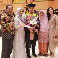 Dio disebut-sebut lahir dari keluarga Polri. Di momen wisuda Dio, Febby pun tampak hadir menemani dan ikut berpose bersama keluarga Dio. Foto: Instagram/@febbies.fbr