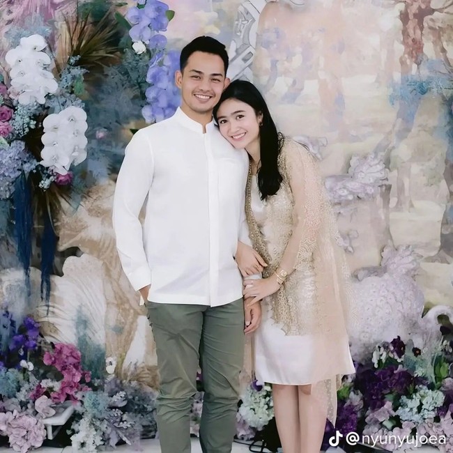 Febby Rastanty belakangan tengah jadi perbincangan hangat karena hubungan asmaranya. Tak pernah mempublikasikan sang kekasih, rupanya saat ini Febby dikabarkan sedang berpacaran dengan seorang pria yang berprofesi sebagai polisi. Foto: tiktok.com/melatiwangi