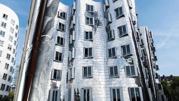 Menggabungkan alumunium foil dengan gedung.  Foto: Hugo Suissas