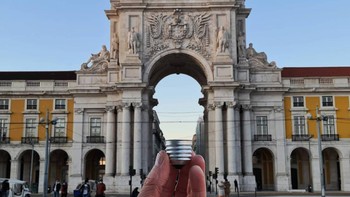 Bolam lampu yang disatukan dengan bangunan klasik. Foto: Hugo Suissas