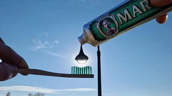 Lampu jadi pasta gigi. Foto: Hugo Suissas