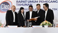 Direktur Utama PT Sariguna Primatirta Tbk (Tanobel Group) Melisa Patricia (kedua kiri) berbincang bersama (dari ke kanan), Direktur Penjualan dan Distribusi Toto Sucartono, Komisaris Independen Ida Bagus Oka Nila (tengah), Direktur Keuangan Lukas Setio Wongso dan Direktur Rantai Pasokan Firdauf Achmad Dhewata, disela Rapat Umum Pemegang Saham (RUPS) Tahunan di Surabaya, Rabu (31/5/2023).