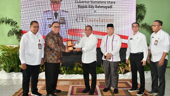 Gubsu Edy Rahmayadi saat mengunjungi SMAU CT Arsa Foundation Medan