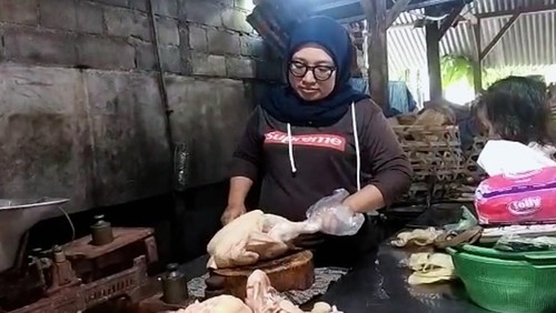 Nur Mawasih salah seorang pedagang ayam potong yang ada di Pasar Amlapura Timur, Rabu (31/5/2023).