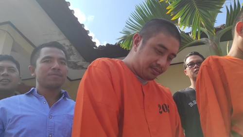 Hendra Pramana Putra, residivis yang kerap melakukan pencurian di wilayah Sanur dihadirkan saat konferensi pers di Polsek Denpasar Selatan, Rabu (31/5/2023). (I Wayan Sui Suadnyana/detikBali)