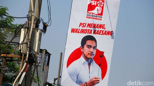 Baliho bergambar Kaesang Pangarep terpasang di Jalan Margonda, Depok, Jawa Barat. Baliho bergambar putra Presiden Jokowi ini dipasang PSI Kota Depok.