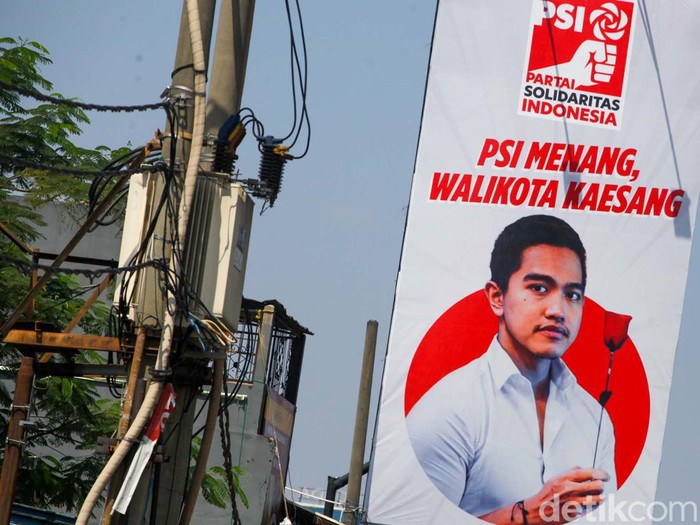 Baliho bergambar Kaesang Pangarep terpasang di Jalan Margonda, Depok, Jawa Barat. Baliho bergambar putra Presiden Jokowi ini dipasang PSI Kota Depok.