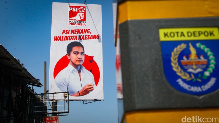 Baliho bergambar Kaesang Pangarep terpasang di Jalan Margonda, Depok, Jawa Barat. Baliho bergambar putra Presiden Jokowi ini dipasang PSI Kota Depok.