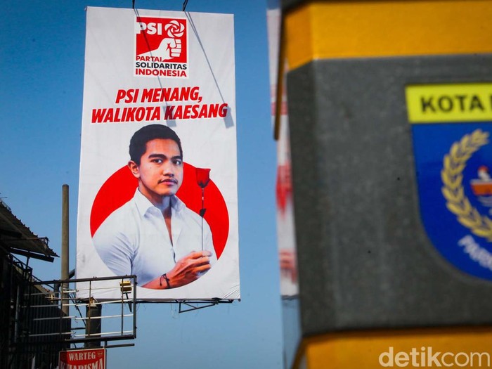 Baliho bergambar Kaesang Pangarep terpasang di Jalan Margonda, Depok, Jawa Barat. Baliho bergambar putra Presiden Jokowi ini dipasang PSI Kota Depok.