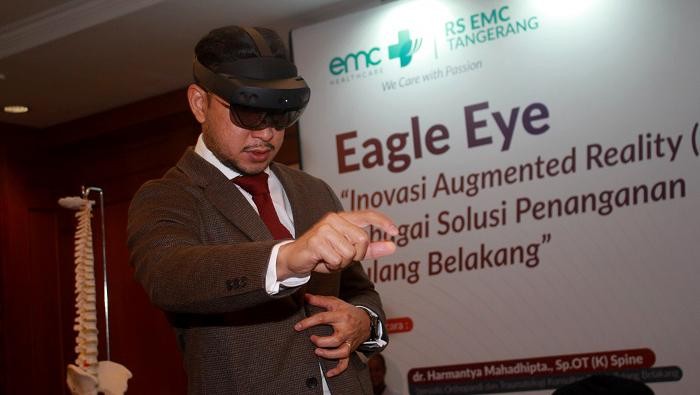 Inovasi Augmented Reality (AR) untuk pertama kalinya di Asia Pasifik diterapkan membantu operasi tulang di Spine Center RS. EMC Tangerang. Seperti apa kehebatannya?