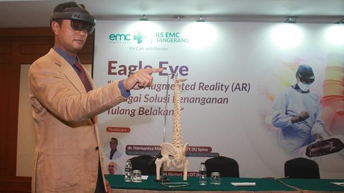 Inovasi Augmented Reality (AR) untuk pertama kalinya di Asia Pasifik diterapkan membantu operasi tulang di Spine Center RS. EMC Tangerang. Seperti apa kehebatannya?