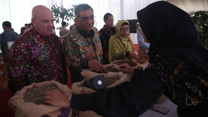 Direktur Badan Pembangunan Internasional Amerika Serikat (USAID) Indonesia, Jeff Cohen (kiri), didampingi President and Regional Head, Asia Pacific Olam Food Ingredients, Ravi Pokhriyal (kanan), menjelaskan produk petani binaan kepada Direktur Kehutanan dan Konservasi Sumber Daya Air Kementerian Bappenas Nur Hygiawati Rahayu di sela-sela peluncuran LASCARCOCO di Tangerang, Banten, Rabu (31/5/2023).