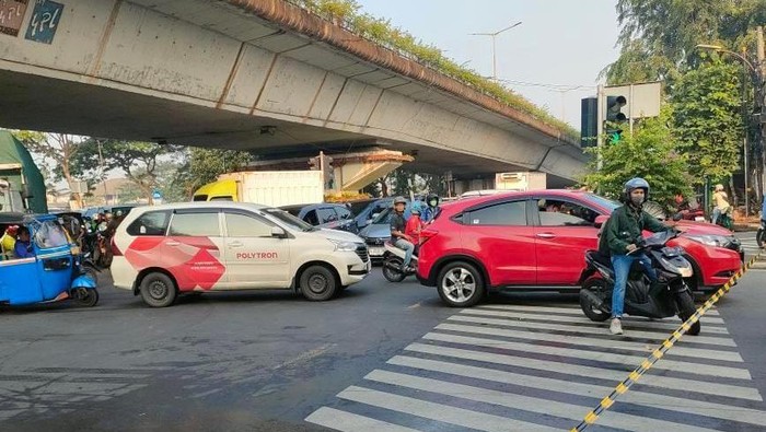 Jalan Pahlawan Revolusi Jaktim Macet Panjang Imbas Kebakaran, Lalin Dialihkan