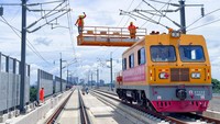 Dilakukan pula penyetelan frekuensi sinyal yang tujuannya untuk mendapatkan sinyal paling jernih yang bisa diterima oleh sarana dan prasarana KCJB. Aspek terakhir adalah melakukan pengecekan komunikasi untuk memastikan jalur GSMR yang digunakan KCJB tidak terganggu oleh sinyal telepon atau sinyal komunikasi lain selain sinyal komunikasi yang digunakan oleh KA Cepat.