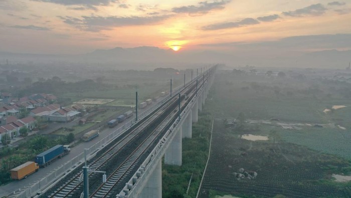 Jalur dan Kabel Listrik Kereta Cepat Dicek Terus Jelang Operasi