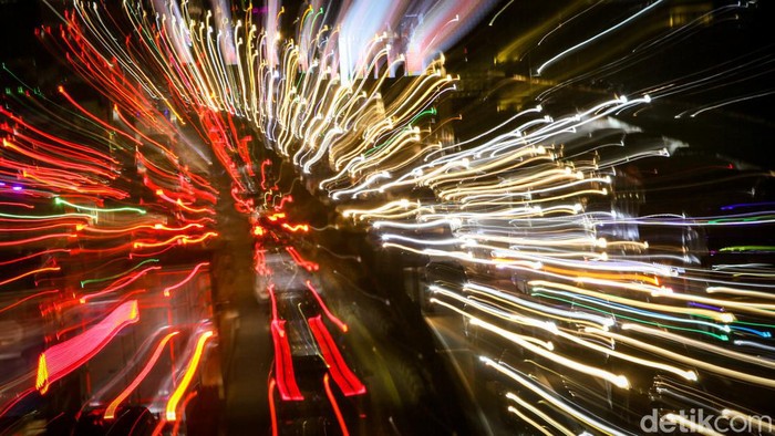 Jelang Long Weekend, Tol JORR Merah di Lebak Bulus Kemacetan terjadi di Tol Jakarta Outer Ring Road (JORR) ruas Lebak Bulus menjelang long weekend. Lalu-lintas menunjukkan indikator warna merah di Google Maps.