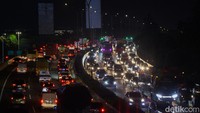 Kemacetan terjadi menjelang libur panjang atau long weekend hari Kamis (1/6) sampai Minggu (4/6) karena tanggal merah serta cuti bersama.