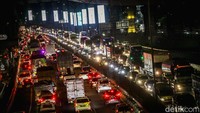 Kendaraan melaju dengan kecepatan sekitar 5 sampai 10km/jam.