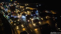 Kemacetan juga terjadi di ruas Tol Dalam Kota dan Tol Jagorawi. 