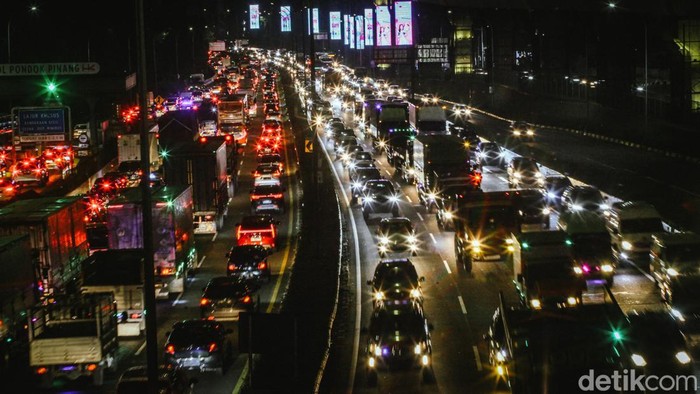 Jelang Long Weekend, Tol JORR Merah di Lebak Bulus Kemacetan terjadi di Tol Jakarta Outer Ring Road (JORR) ruas Lebak Bulus menjelang long weekend. Lalu-lintas menunjukkan indikator warna merah di Google Maps.